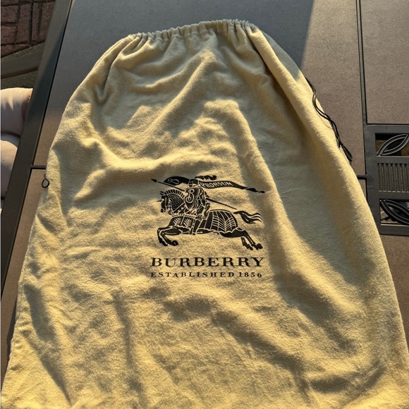 Brand new luxury Burberry tote w tags. - Picture 6 of 7